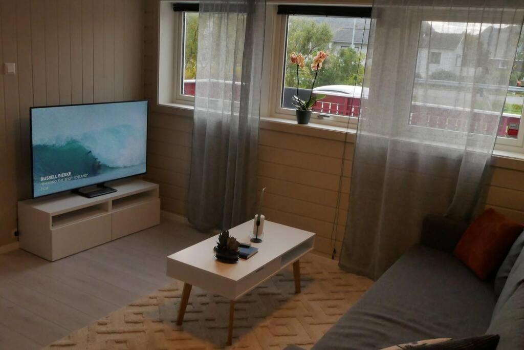 Nyrenovert Leilighet Med Gratis Parkering 莱克内斯 外观 照片